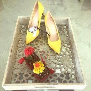 Gorgeous yellow high hills shoes 🌼☀️💛